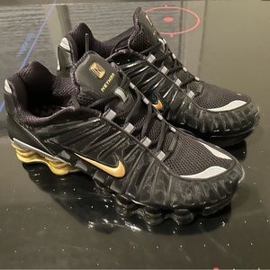 Nike Shox 9.5 black & gold in great condition
